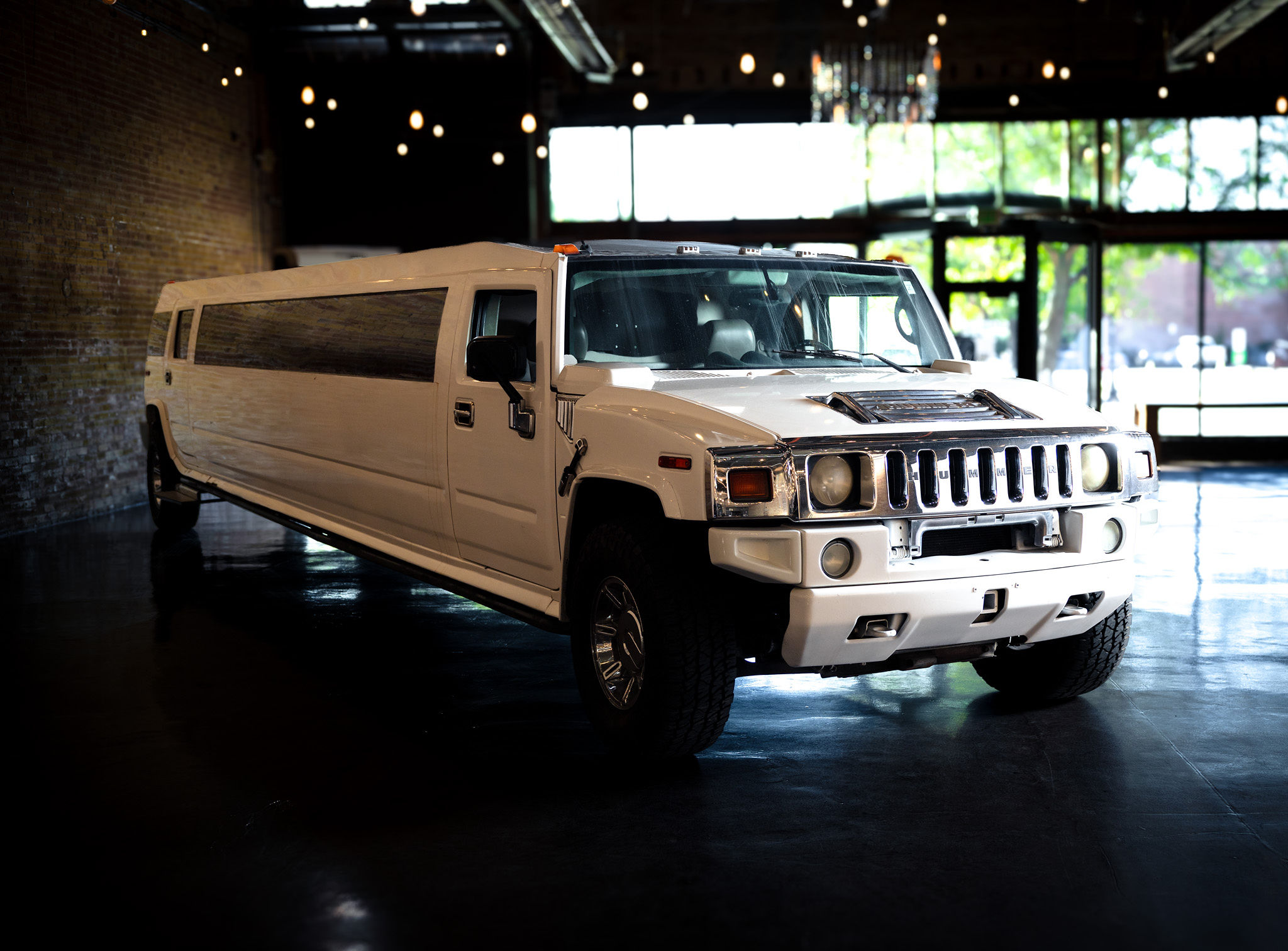 White hummer limo.